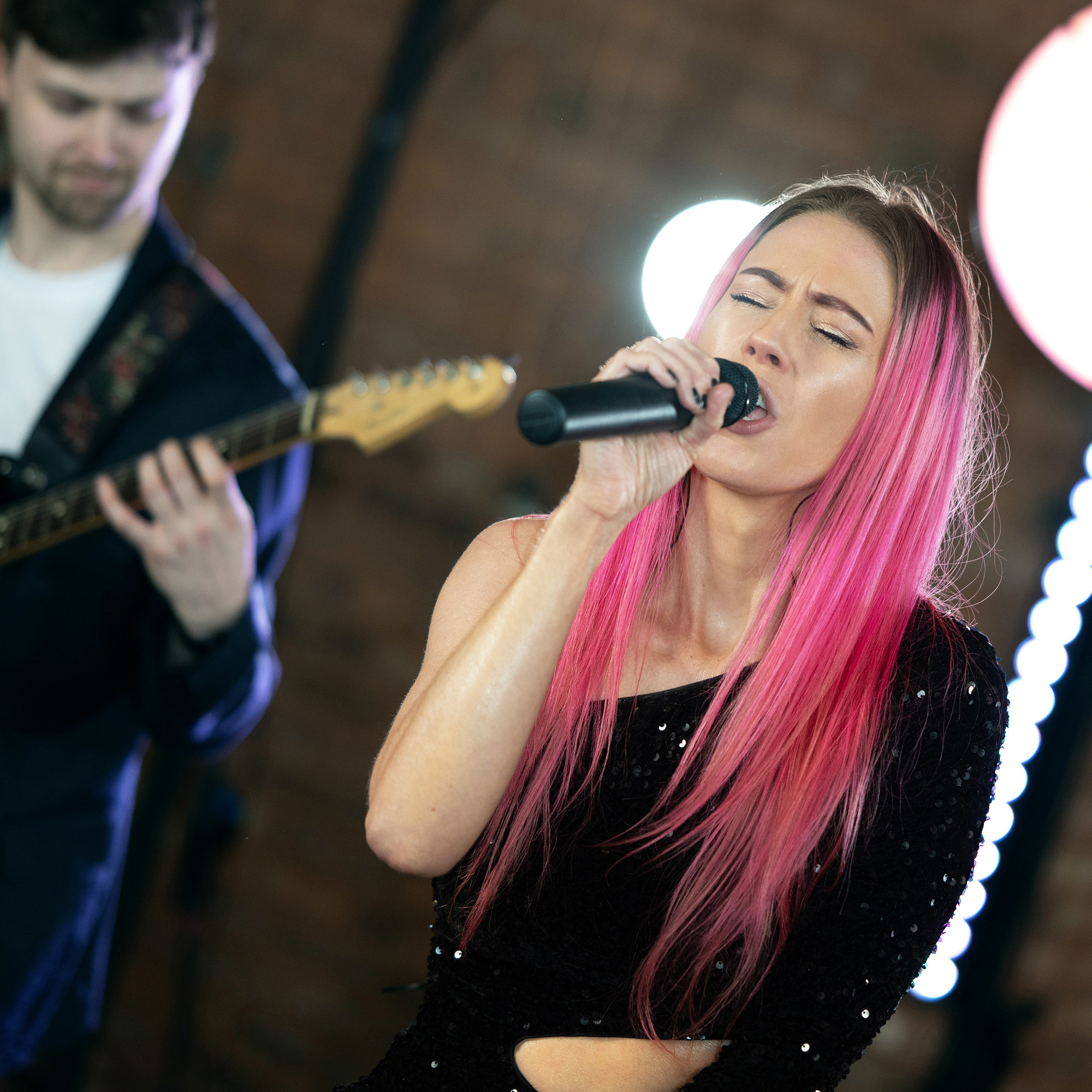 Headonist PARTY LIVE DJ with vocals, guitar and percussion performing live